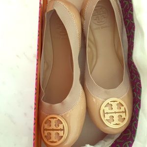 Tory Burch Patent Flats in Neutral/Cream